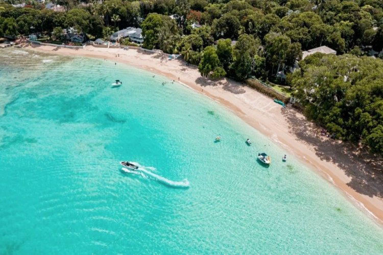 País de Rihanna, Barbados é sinônimo de rum e de águas azuis